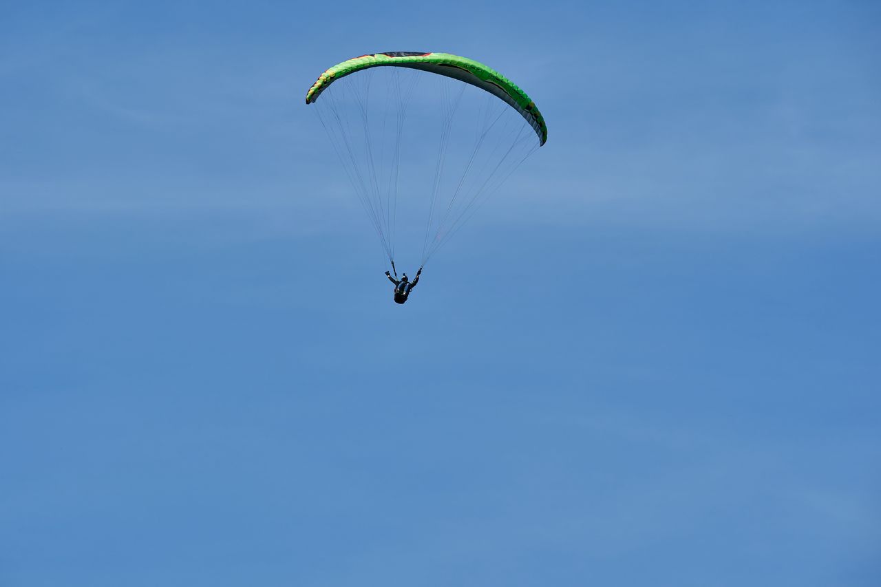 Entrainement de parapente sur le Mont Poupet près de Salins les
